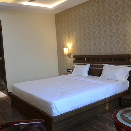 Hotel Puja Residency Waranasi Zewnętrze zdjęcie