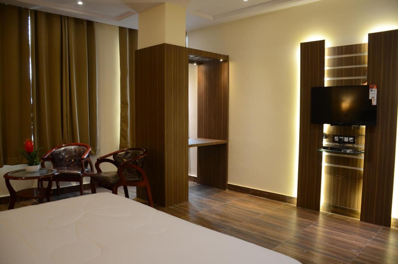 Hotel Puja Residency Waranasi Zewnętrze zdjęcie