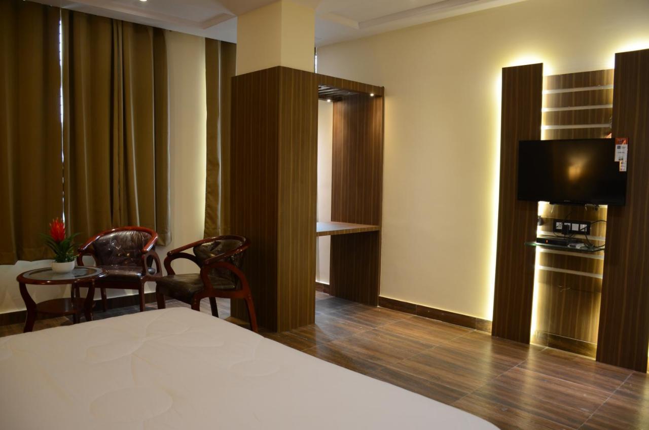 Hotel Puja Residency Waranasi Zewnętrze zdjęcie